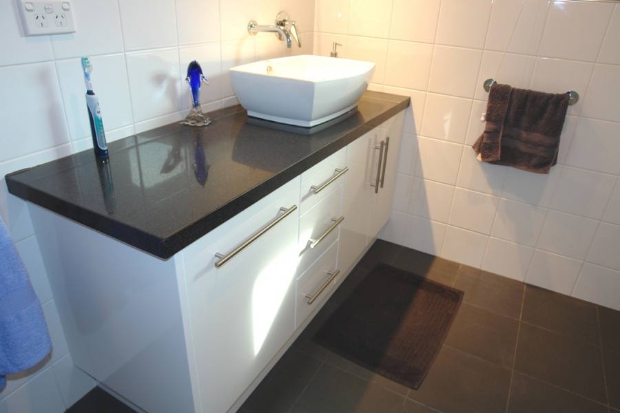 This is an example of a modern bathroom in Hobart