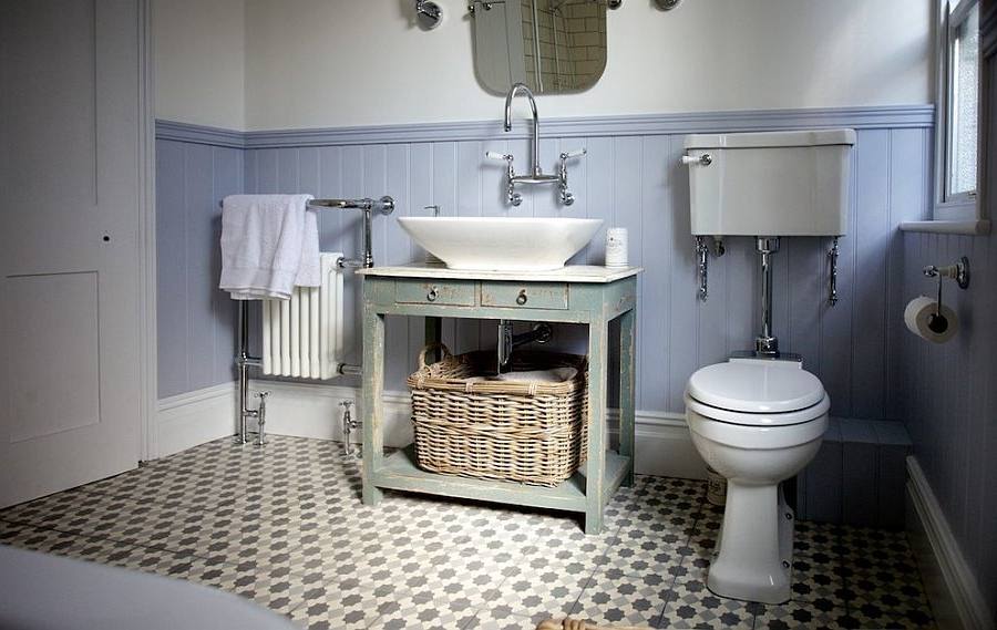 Beautiful bathroom with neutral elements