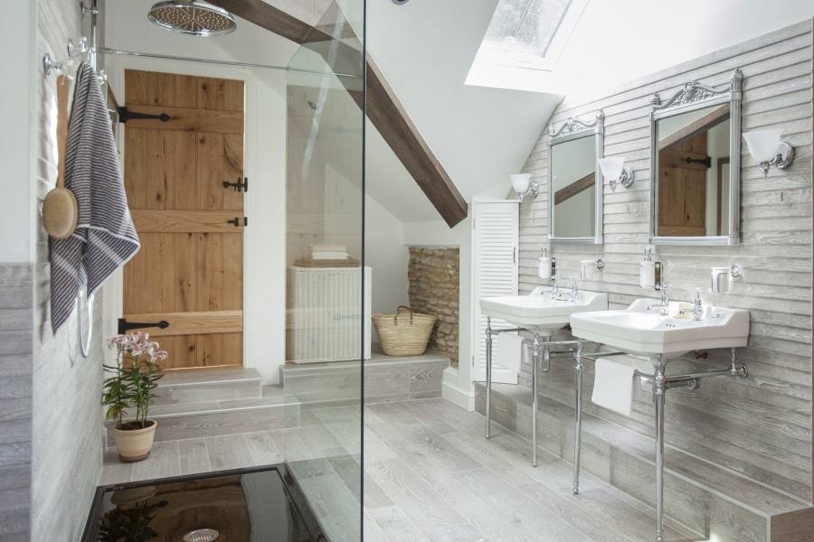 White Bathroom Loft Interior With Glass Ceiling Application