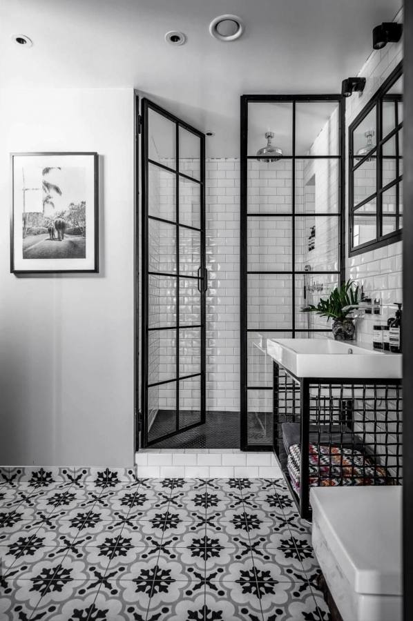 This is a beautiful luxurious bathroom design done in black and white color theme