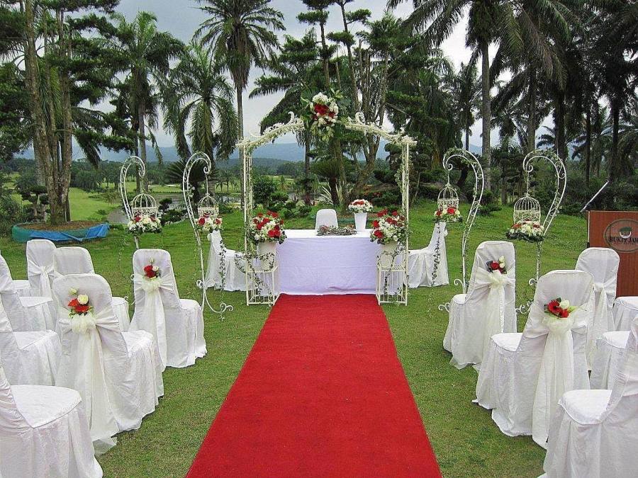 A marriage wedding ceremony which is locked in a event gazebo,using the wedding reception inside a back garden can easily help to make the actual