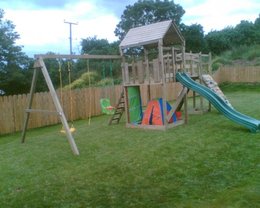 Based in Nuneaton, Selwood makes a broad range of climbing frames in cedar wood