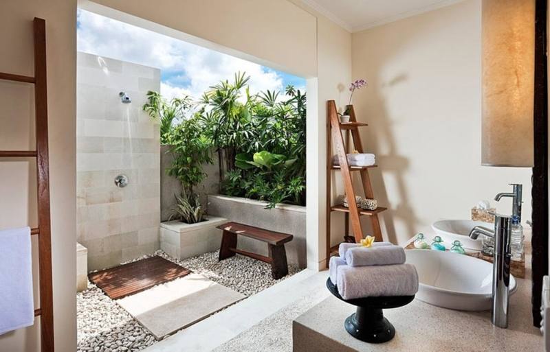 Apart from that, we also adore the bathroom that comes with an earthy tone bathtub in an open setting