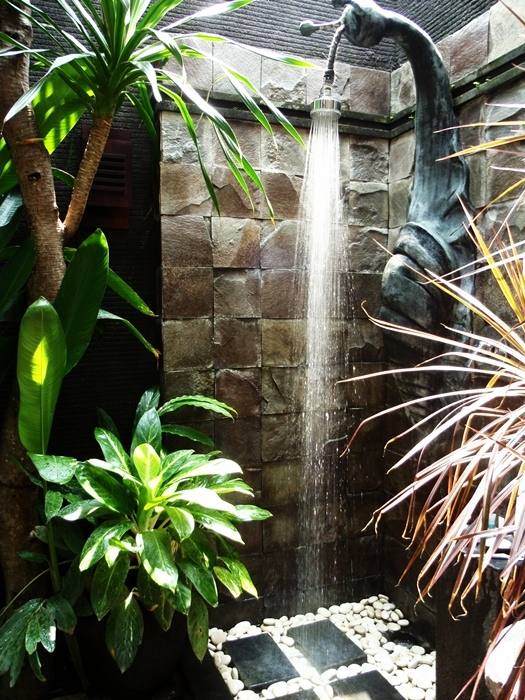 In its simplest form, an outdoor shower consists of a sprinkling fixture attached to an outdoor tap or garden hose, no plumbing required