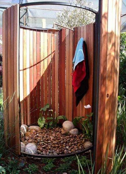 Rustic Outdoor Shower Home Design All Gardenista Garden Inspiration Stories In One Place Outdooroutdoor Ideasoutdoor Showerspool