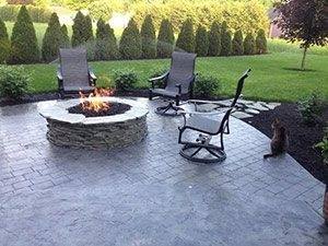Products: Belair Wall® (fire pit/walls) and Urbana® Stone (pavers/seats)