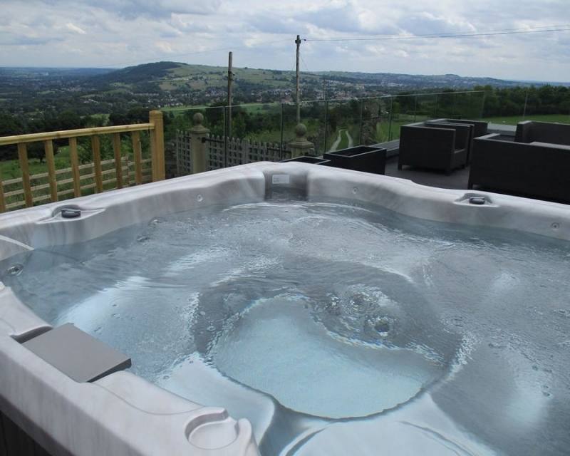 Saddleback (Pet) Lodge decking with outdoor hot tub ( Ref LP14398) Self Catering