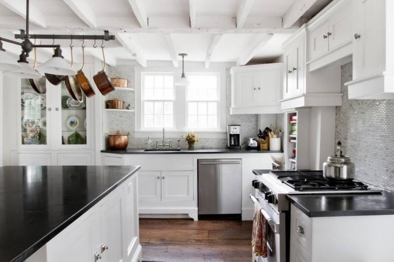 the colors between upper and lower cabinets