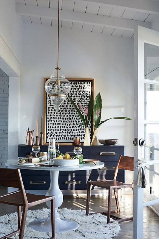 Eclectic mix of old and new makes this modern dining