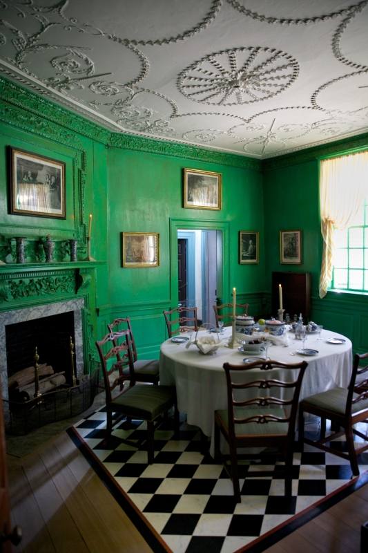 To finish our article a good dining room tip for a green dining room! Such a fine place to spend a good evening with your family or to prepare a good meal