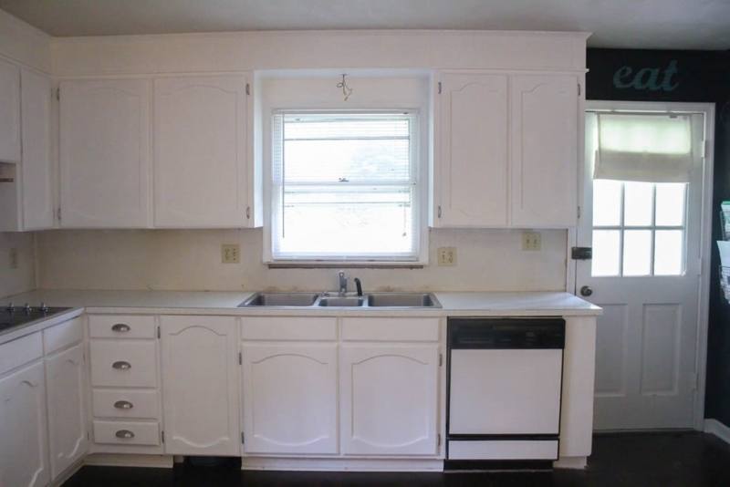 Meredith from The Palette Muse had already done a kitchen cabinet painting project in her old house